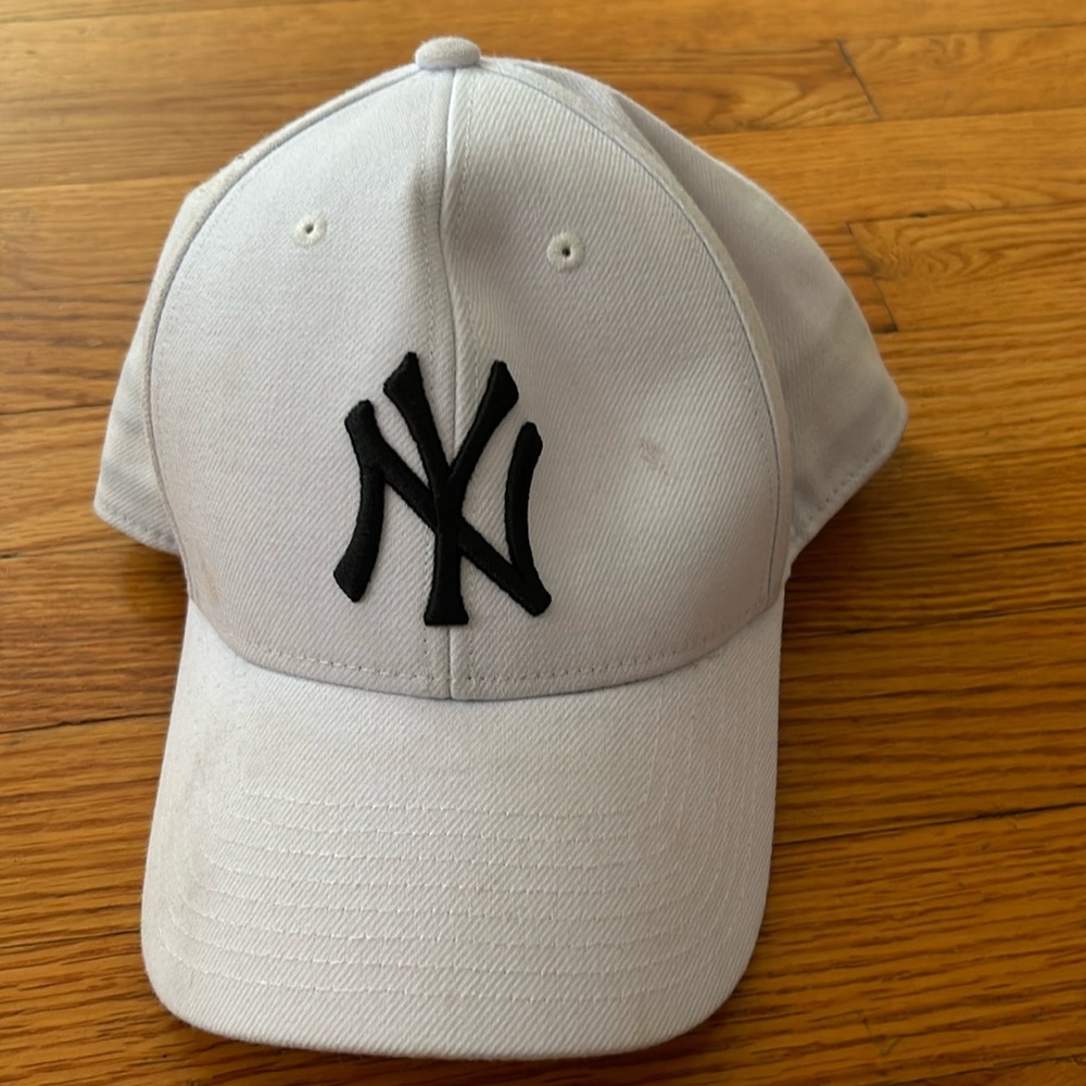 New York Yankees white baseball cap